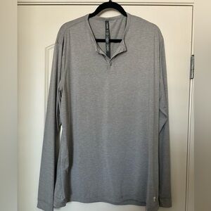 Vuori Men’s XL Performance Stretch Knit Henley. Heathered grey.